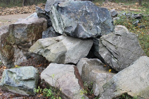  Змеевик скальник фр. 500-1500 мм.  купить в Воронеже змеевик зеленый серый черный глыба скальная колотая 7500 руб/т   фото 