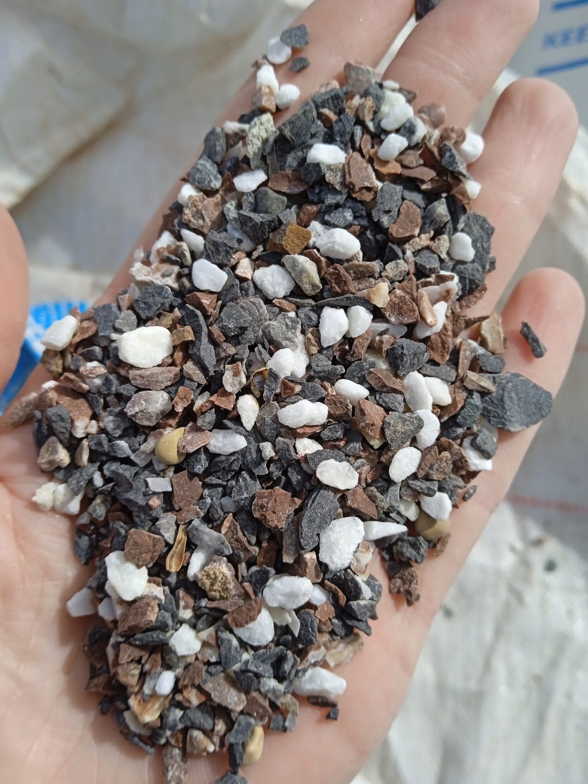  Мраморная крошка (щебень крошка микс: белый-зеленый-розовый) фр. 5-10 мм  купить  в Воронеже мрамор белый, зеленый, розовый, разноцветный, молочный декоративная ландшафтная мраморная крошка 9500 руб/т   фото 