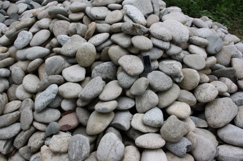 Kamenclub.ru: Галька речная плоская (бело-серая) фр. 100-200-300 мм. купить   в  Воронежегалька речная плоская серый, белый, бело-серый, серо-белый речная галька плоская  6000 руб/т   фото КАМЕНЬ КЛУБ