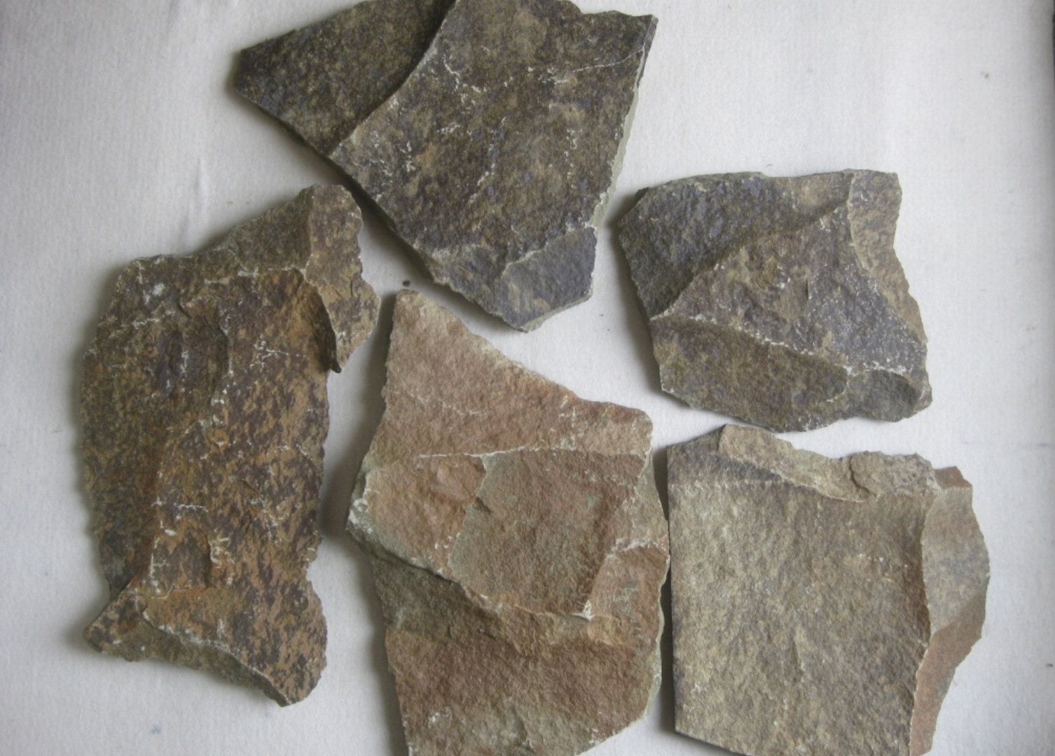 Песчаник пластушка "фонтанка" серо-зеленая (3,0-5,0 см)  купить  в Воронеже песчаник серо-зеленая колотые плитки облицовочные пластушки 8 500 руб/м3   фото 