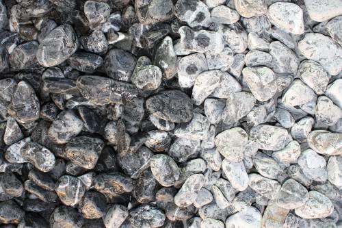  Черная галька (щебень галтованный черный мрамор) фр.20-40 мм.  купить  в Воронеже мрамор черный с белыми прожилками мрамор окатанный округлый 13500 руб/т   фото 