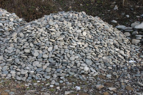 Kamenclub.ru: Галька речная плоская (ассорти) фр. 70-150 мм. купить   в  Воронежегалька галечник серый белый темно-серый синий светло-серый плоская природная галька  6200 руб/т   фото КАМЕНЬ КЛУБ