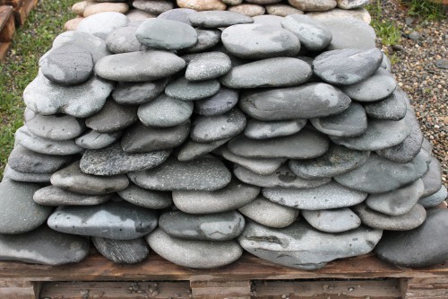 Kamenclub.ru: Галька речная плоская (темно-серая) фр. 100-200-300 мм. купить   в  Воронежегалька речная плоская темно-серый, серый, синий речной галечник плоский 6000 руб/т   фото КАМЕНЬ КЛУБ