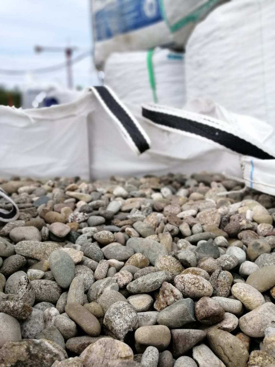  Галька речная окат (пестрая) фр. 20-40 мм. купить   в Воронеже галька речная пестрая, серая, серые оттенки галька речная окатанная округлая 4000 руб/т   фото 