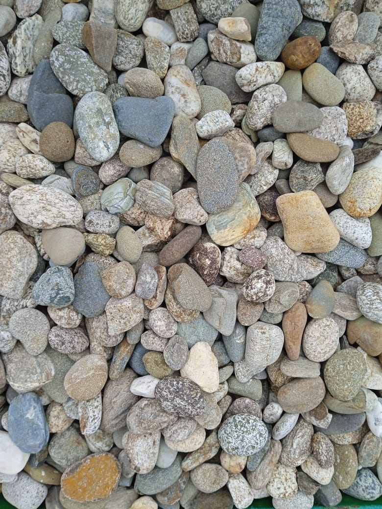  Галька горная речная окат (цветная) фр. 20-40 мм. купить   в Воронеже галька речная серый синий бежевый белый окатанная речная галька ландшафтная 5000 руб/т   фото 