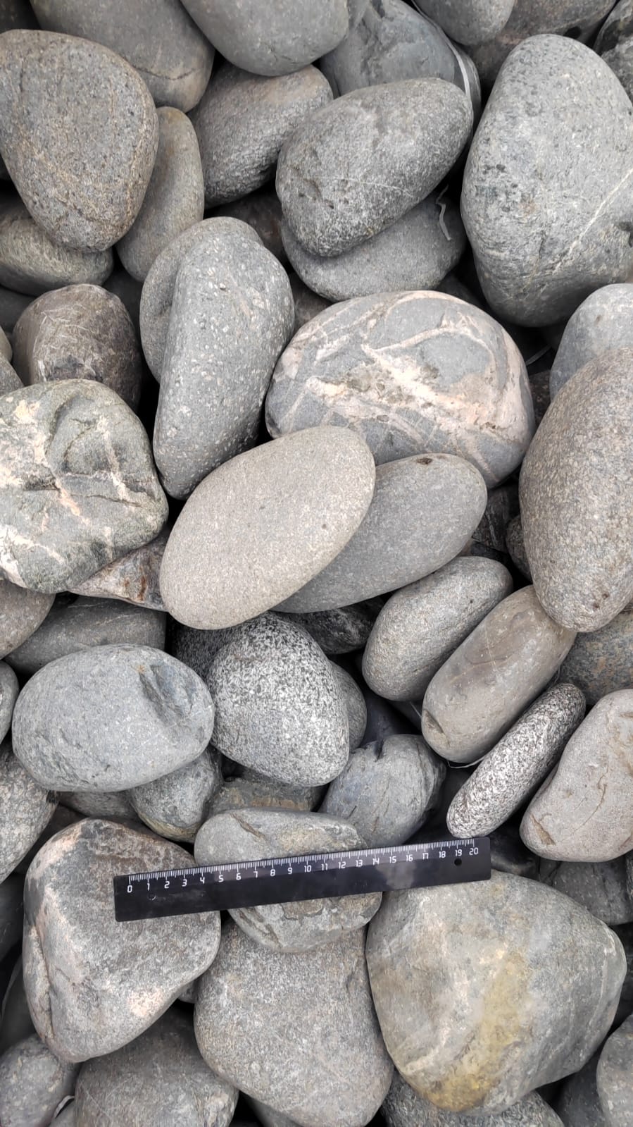  Галька речная окат (темно-серая) фр. 70-150 мм. купить   в Воронеже галька речная темно-серая, синяя, серая речная галька округлая  5000 руб/т   фото 