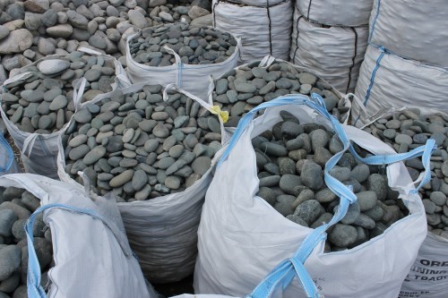  Темно-серый валунчик фр.100-300 мм.  купить в Воронеже крупный природный камень серый, темно-серый, светло-серый речная галька большого размера окатанная 4500 руб/т   фото 