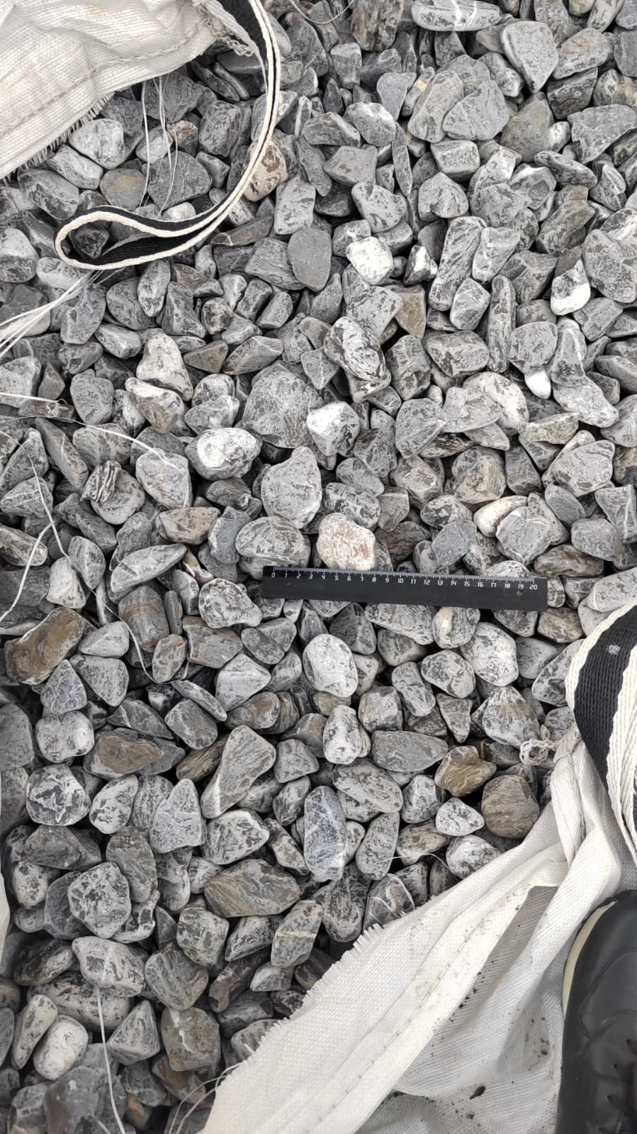  Черная галька (щебень галтованный черный мрамор) фр.40-70 мм.  купить  в Воронеже мрамор черный с белыми прожилками, черный, белый щебень галтованный округлый 13500 руб/т   фото 