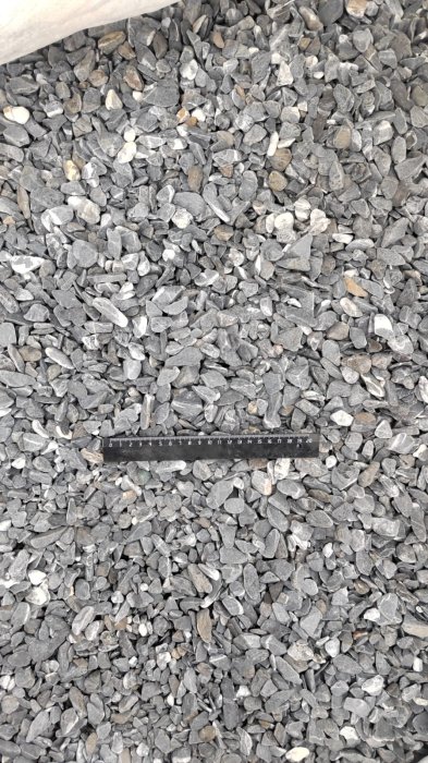 Черная галька с прожилками (галтованный черный мрамор) фр.10-20 мм.  купить  в Воронеже мрамор черный с белыми прожилками, черный, белый окатанный округлый ландшафтный декоративный щебень 13500 руб/т   фото 