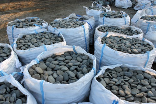 Kamenclub.ru: Галька речная плоская (темно-серая) фр. 100-200-300 мм. купить   в  Воронежегалька речная плоская темно-серый, серый, синий речной галечник плоский 6000 руб/т   фото КАМЕНЬ КЛУБ