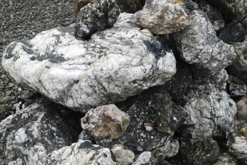  Черный гранит - кварцит фр. 100-500 мм.  купить в Воронеже мрамор гранит черный с белыми прожилками, серый, белый валун скальный колотый 7000 руб/т   фото 