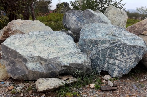 Змеевик скальник фр. 500-1500 мм.  купить в Воронеже змеевик зеленый серый черный глыба скальная колотая 7500 руб/т   фото 