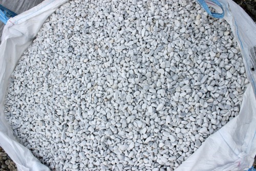  Белая мраморная галька (щебень галтованный белый) фр.10-20 мм.  купить  в Воронеже мрамор белый, молочный, айвори окатанный округлый декоративный ландшафтный щебень 14500 руб/т   фото 