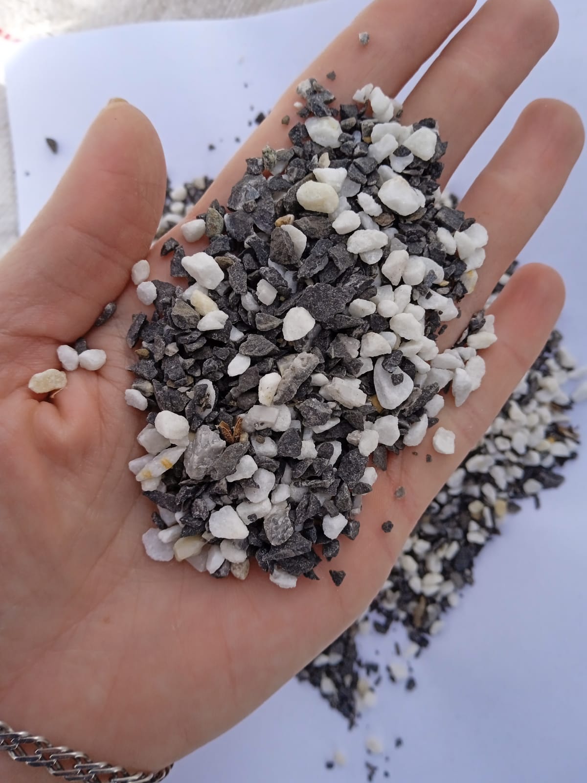  Мраморная галька (щебень галтованный микс:белый-черный-розовый-медовый) фр.5-10 мм.  купить  в Воронеже мрамор белый, медовый, черный, розовый мраморный галтованный щебень декоративный ландшафтный 14500 руб/т   фото 