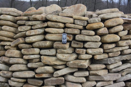 Песчаник для мощения дорожек, площадок, парковок ( фр 5-10 см)  купить  в Воронеже песчаник  серый желтый коричневый рыжий песчаник оголтованный окатанный 6500 руб/т   фото 