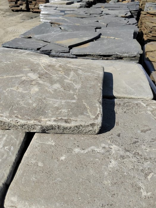  Песчаник пластушка светло-серый (2,0 см)  купить  в Воронеже плитняк- ластушка светло-серый, серый рваный ландшафтный плитняк колотый 7 500 руб/м3   фото 