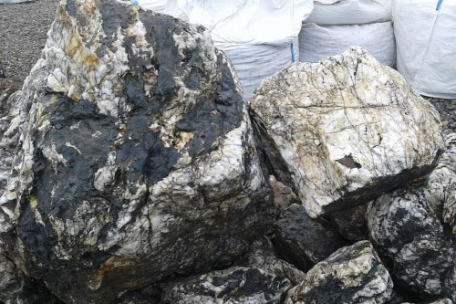  Черный гранит - кварцит фр. 100-500 мм.  купить в Воронеже мрамор гранит черный с белыми прожилками, серый, белый валун скальный колотый 7000 руб/т   фото 