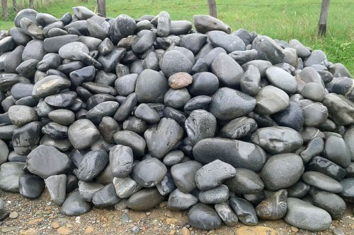  Темно-серый валунчик фр.100-300 мм.  купить в Воронеже крупный природный камень серый, темно-серый, светло-серый речная галька большого размера окатанная 4500 руб/т   фото 