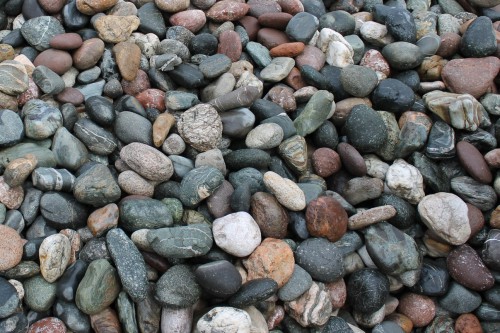  Галька окат (цветная картошка) фр. 50-100 мм. купить   в Воронеже галька природная окатанная серый белый цветной синий темно-серый коричневый округлый галечник окатанный 4500 руб/т   фото 
