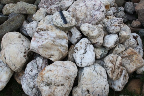  Кварцевый валунчик фр.100-300 мм.  купить в Воронеже кварц белый, бежевый молочный рыжий крупный природный камень галечник 7850 руб/т   фото 