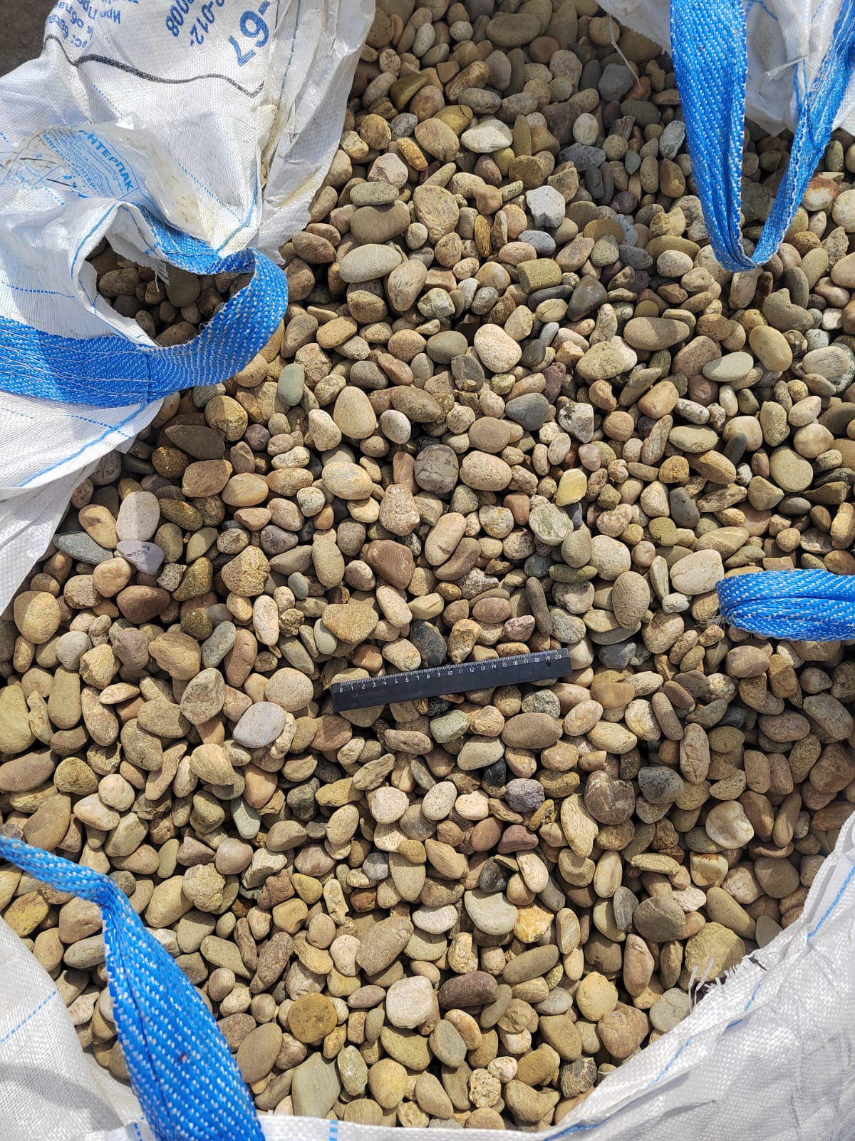  Галька речная окат рыжая фр. 20-40 мм. купить   в Воронеже галька речная окатанная рыжая желтая серая округлая речная галька 4000 руб/т   фото 