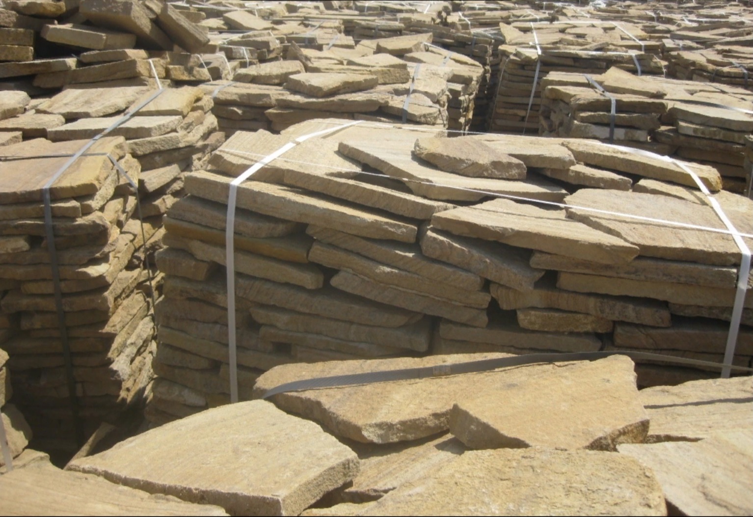 Песчаник пластушка желтый с рисунком (3 см)  купить  в Воронеже песчаник желтый с рисунком, рыжий, желтый песчаник пластушка ландшафтная рваная 8 500 руб/м3   фото 