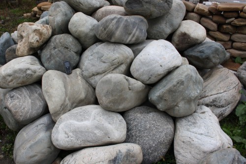  Речной валун Кабанчик фр.300-500 мм.  купить в Воронеже крупный природный камень галька серый, темно-серый речной валун галечник масштабный 7000 руб/т   фото 