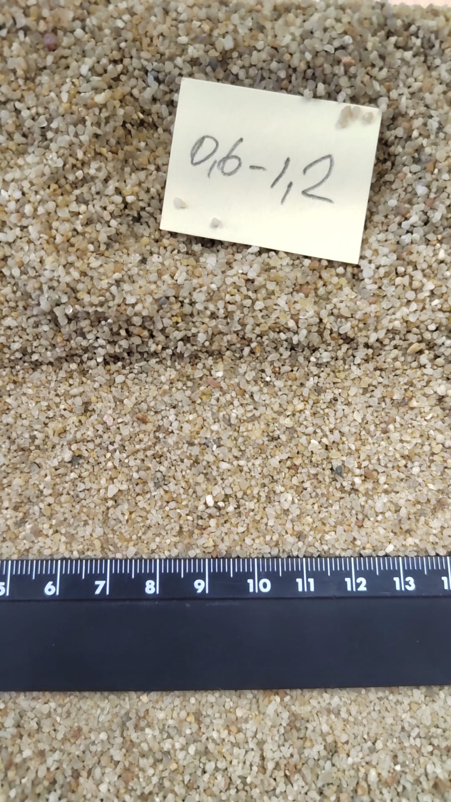 Кварцевый песок для площадок фр. 0,6-1,2 мм.  купить в Воронеже фото 