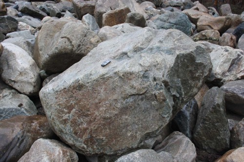  Гранит скальник (серо-зеленый) фр. 500-1500 мм.  купить в Воронеже гранит мрамор  серый зеленый темно-серый глыба скальная колотая ландшафтная 7 500 руб/т   фото 