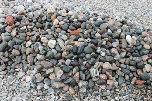  Галька окат (цветная картошка) фр. 50-100 мм. купить   в Воронеже галька природная окатанная серый белый цветной синий темно-серый коричневый округлый галечник окатанный 4500 руб/т   фото 