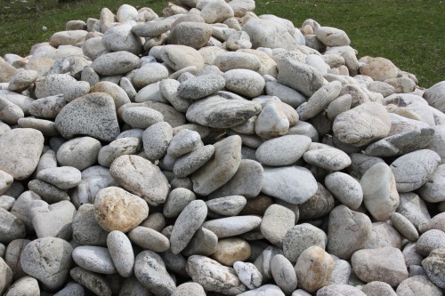  Бело-серый валунчик фр.100-300 мм.  купить в Воронеже крупный камень для ландшафта серый, белый бело-серый валун крупная галька 4500 руб/т   фото 