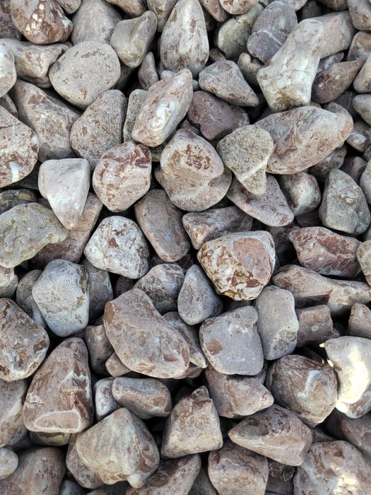 Розовая мраморная галька (щебень галтованный розовый) фр.10-20 мм.  купить  в Воронеже мрамор розовый, красный ландшафтный декоративный окатанный округлый щебень 13500 руб/т   фото 