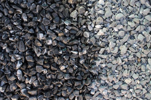  Черная галька с прожилками (галтованный черный мрамор) фр.10-20 мм.  купить  в Воронеже мрамор черный с белыми прожилками, черный, белый окатанный округлый ландшафтный декоративный щебень 13500 руб/т   фото 