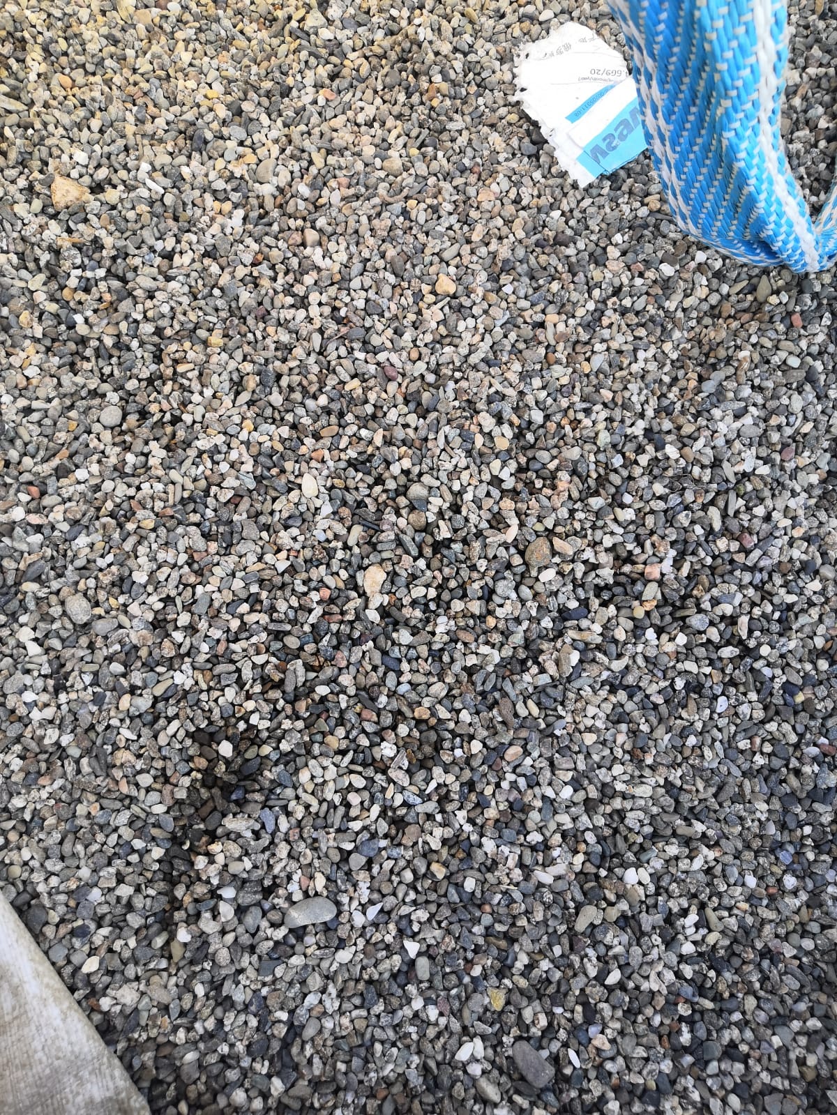  Галька речная окат (серая) фр.3-5 мм купить   в Воронеже галька речная серая бежевый темно-серый окатанный речной камень округлый 8000 руб/т   фото 