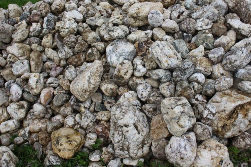  Кварцевый валунчик фр.100-300 мм.  купить в Воронеже кварц белый, бежевый молочный рыжий крупный природный камень галечник 7850 руб/т   фото 