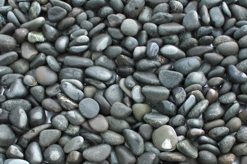  Галька речная окат (темно-серая) фр. 70-150 мм. купить   в Воронеже галька речная темно-серая, синяя, серая речная галька округлая  5000 руб/т   фото 