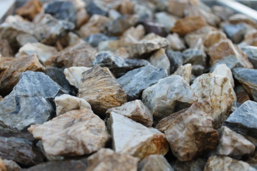  Мраморная крошка (щебень крошка медовый) фр. 20-40 мм.  купить  в Воронеже мрамор бежевый рыжий желтый ландшафтная мраморная крошка 9900 руб/т   фото 