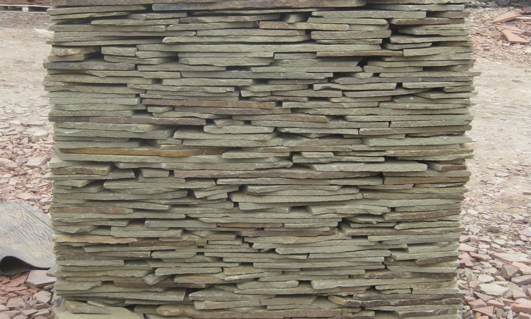 Песчаник пластушка серо-зеленый (1,5 см)  купить  в Воронеже плитняк - пластушка серо-зеленый, серый, зеленый пластушка рваная ландшафтная колотая 7 500 руб/м3   фото 