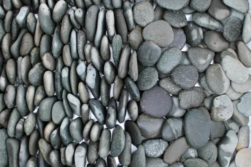 Kamenclub.ru: Галька речная плоская (темно-серая) фр. 70-150 мм. купить   в  Воронежегалечник природный темно-серый серый синий речная плоская природная окатанная  7000 руб/т   фото КАМЕНЬ КЛУБ