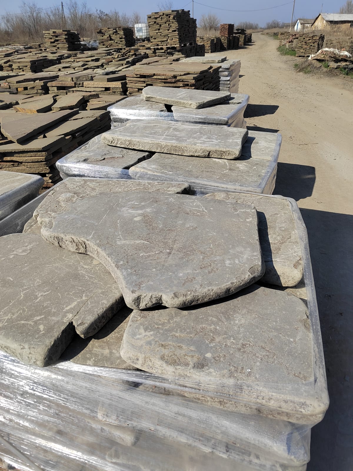 Песчаник пластушка галтованная светло-серая (3,0 см)  купить  в Воронеже песчаник светло-серый, серый ландшафтный камень рваный колотый 12 000 руб/м3   фото 