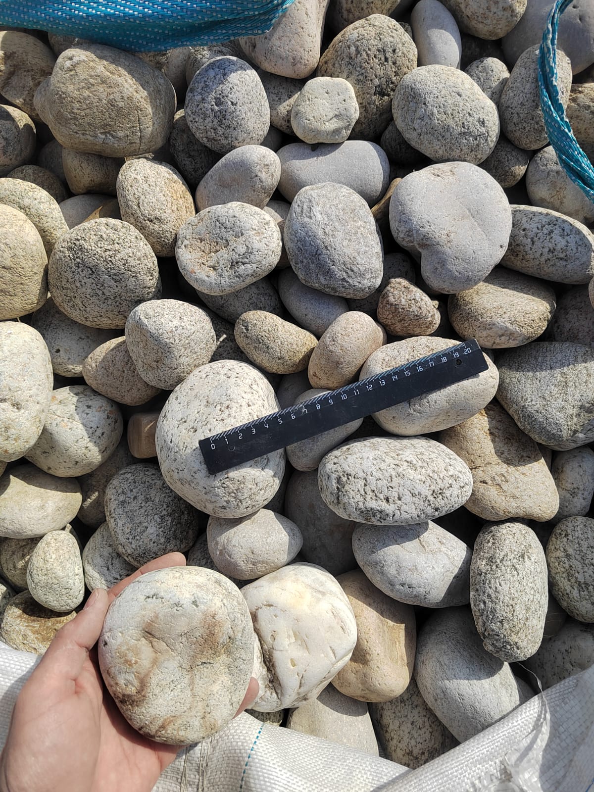  Галька речная окат (серо-белая) фр. 70-120 мм купить   в Воронеже галька галечник бело-серая, серо-белая, серая, белая речная природная галька  5500 руб/т   фото 