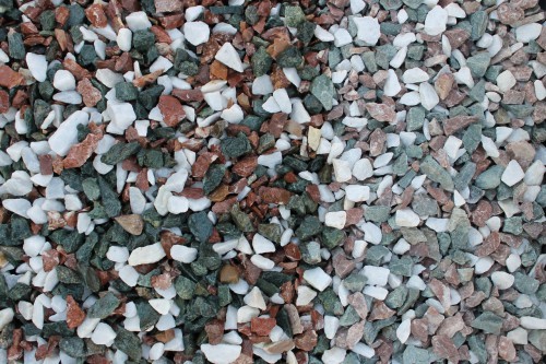  Мраморная крошка (щебень крошка микс: белый-зеленый-розовый) фр. 10-20 мм.  купить  в Воронеже мрамор белый, зеленый, розовый декоративный ландшафтный колотый щебень 9500 руб/т   фото 