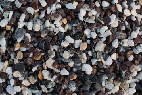  Мраморная крошка (щебень крошка микс : белый-черный-розовый) фр. 5-10 мм.  купить  в Воронеже мрамор белый, черный, розовый, разноцветный микс декоративная мраморная каменная крошка 9500 руб/т   фото 