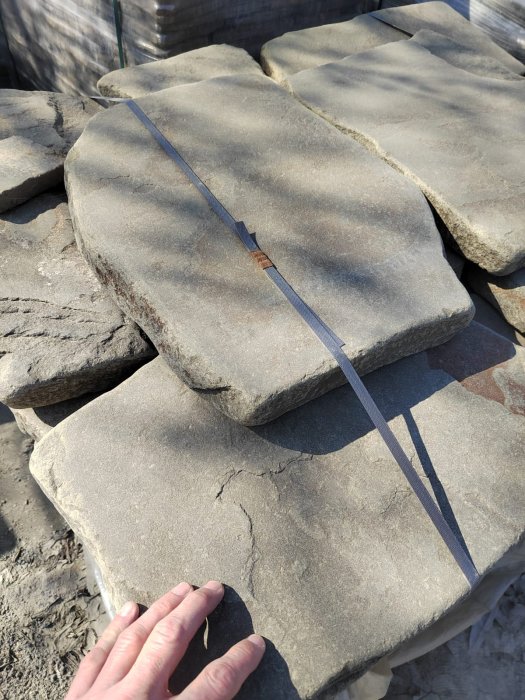  Песчаник пластушка светло-серый (4,0 - 6,0 см)  купить  в Воронеже плитняк - пластушка светло-серый песчаник 7 500 руб/м3   фото 