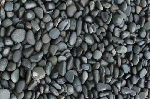  Галька речная окат (темно-серая) фр. 70-150 мм. купить   в Воронеже галька речная темно-серая, синяя, серая речная галька округлая  5000 руб/т   фото 