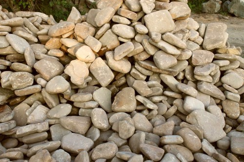 Песчаник для мощения дорожек, площадок, парковок ( фр 5-10 см)  купить  в Воронеже песчаник  серый желтый коричневый рыжий песчаник оголтованный окатанный 6500 руб/т   фото 