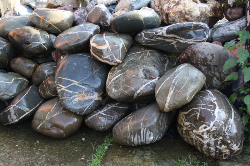  Валунчик Паутинник фр.100-300 мм  купить в Воронеже крупный природный камень галечник темно-серый с прожилками белый черный речной валунчик 5000 руб/т   фото 