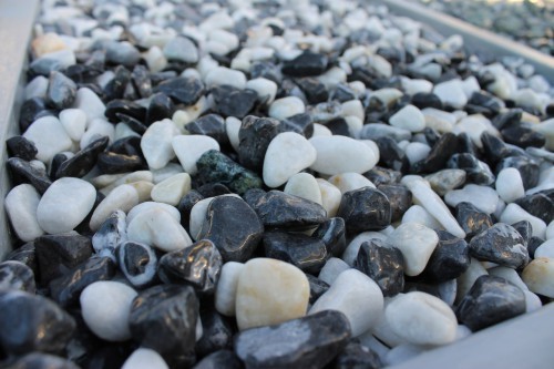  Галька Далматин мраморная (щебень галтованный микс:белый-черный) фр.10-20 мм.  купить  в Воронеже мрамор белый, черный окатанные округлые декоративные ландшафтные камни щебня 14500 руб/т   фото 