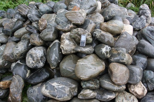  Валунчик Паутинник фр.100-300 мм  купить в Воронеже крупный природный камень галечник темно-серый с прожилками белый черный речной валунчик 5000 руб/т   фото 