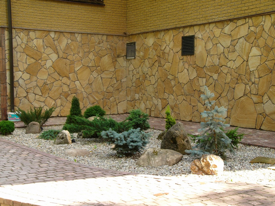 Песчаник пластушка желтый с разводом под дерево (2 см)  купить  в Воронеже плитняк желтый с разводами, желтый, рыжий, серый песчаник пластушка рваная ландшафтная 11 000 руб/м3   фото 